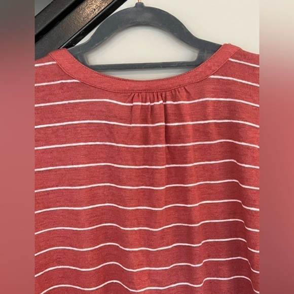 Old Navy linen blend salmon/white striped top. Small pleats: shoulders/back neck - Picture 4 of 4